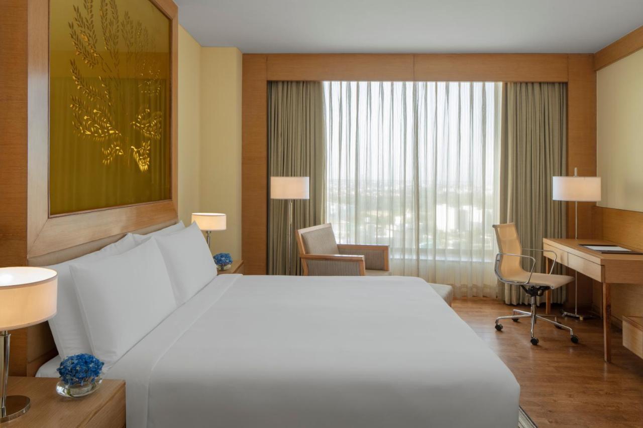 Radisson Blu Hotel New Delhi Dwarka Buitenkant foto A room at the hotel