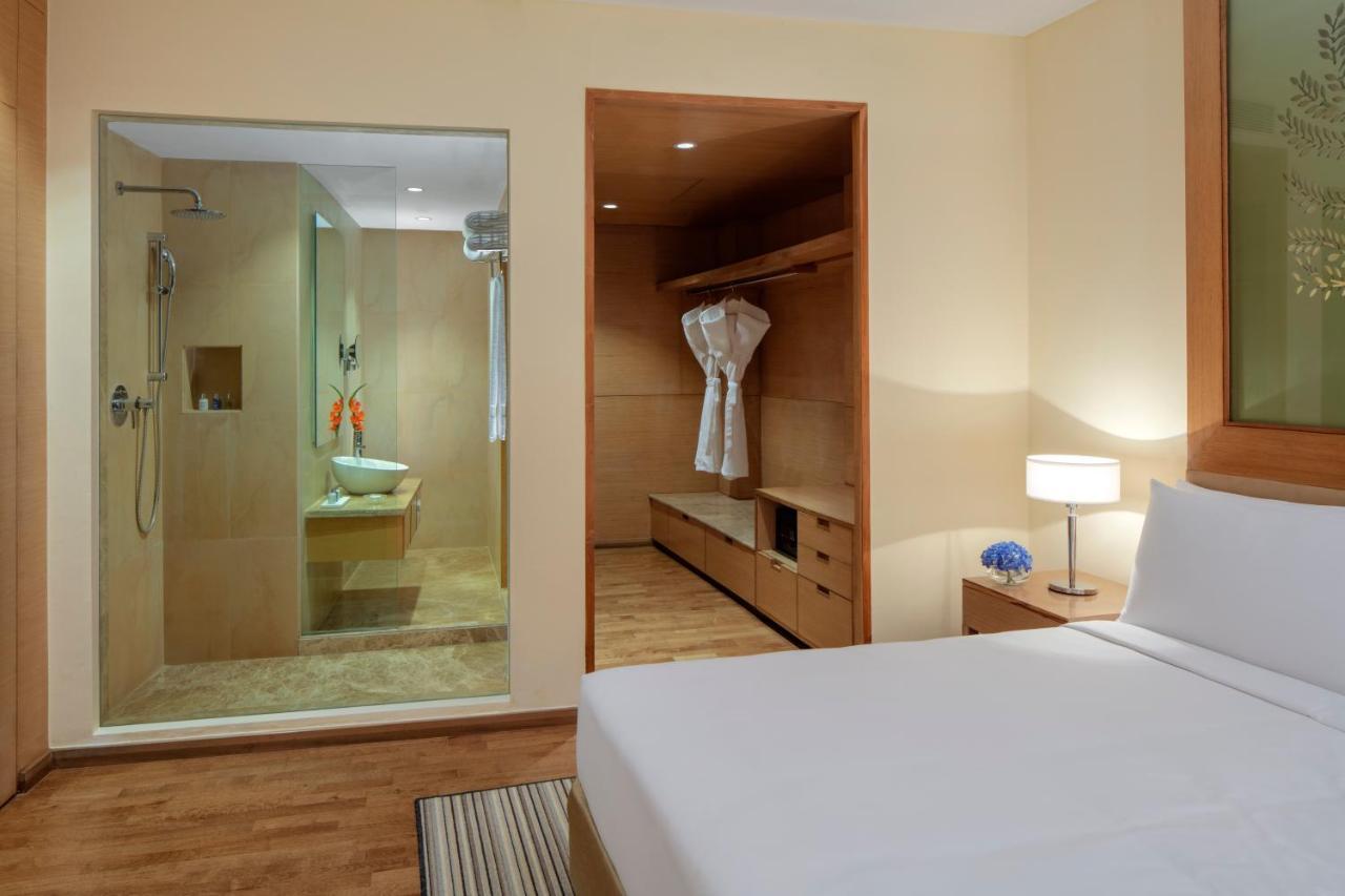 Radisson Blu Hotel New Delhi Dwarka Buitenkant foto A bathroom in a hotel room