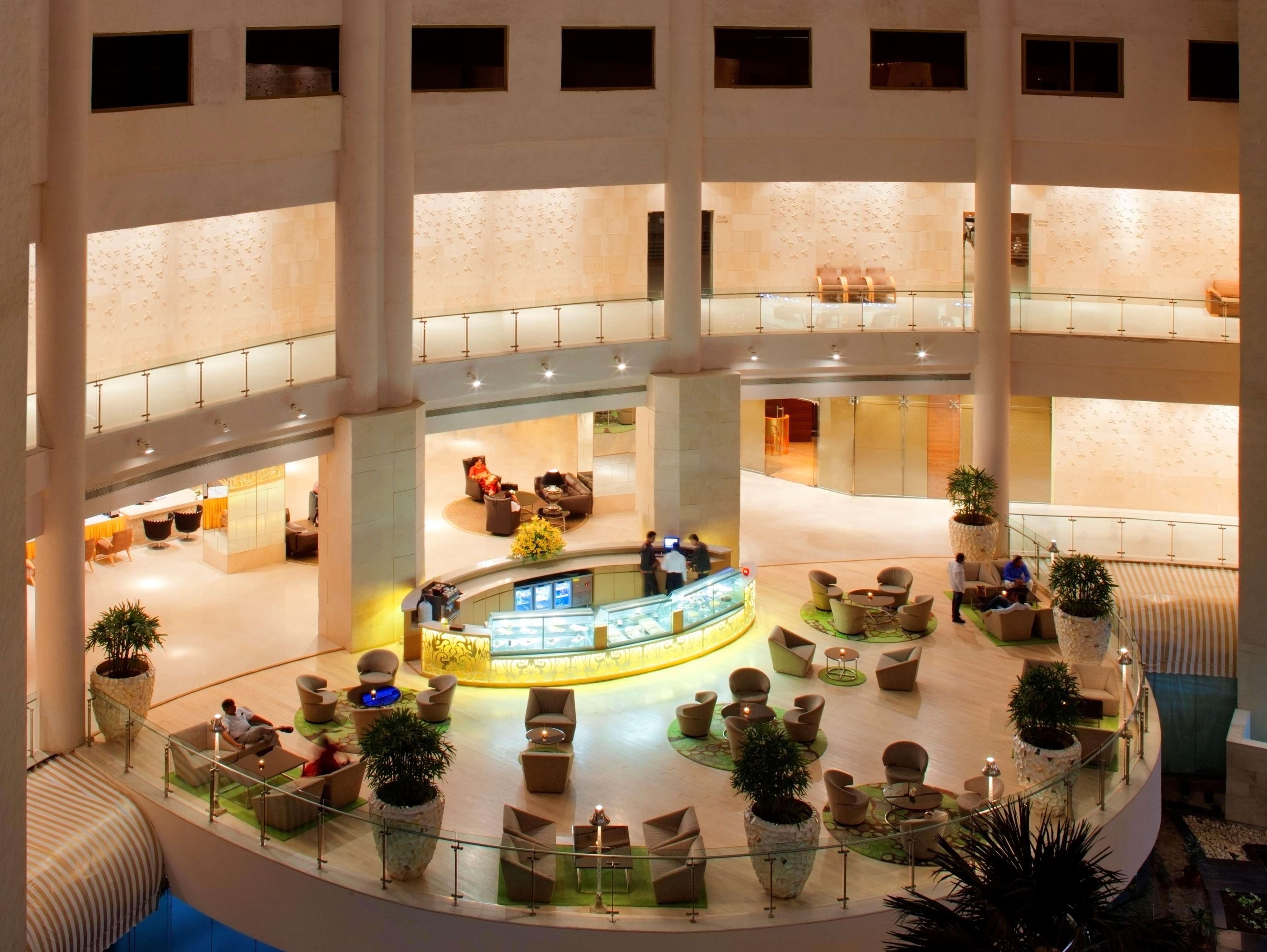 Radisson Blu Hotel New Delhi Dwarka Buitenkant foto The lobby of the hotel