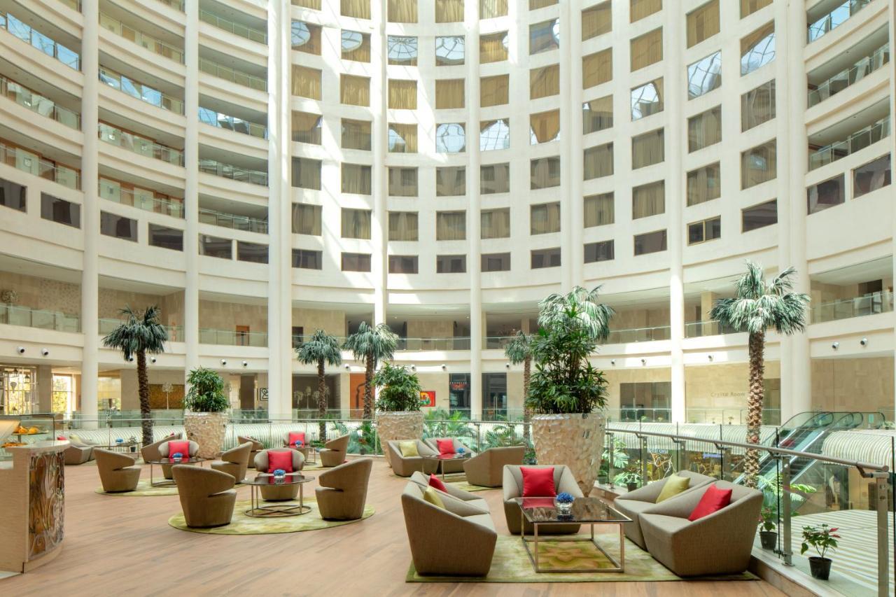 Radisson Blu Hotel New Delhi Dwarka Buitenkant foto The lobby of the hotel