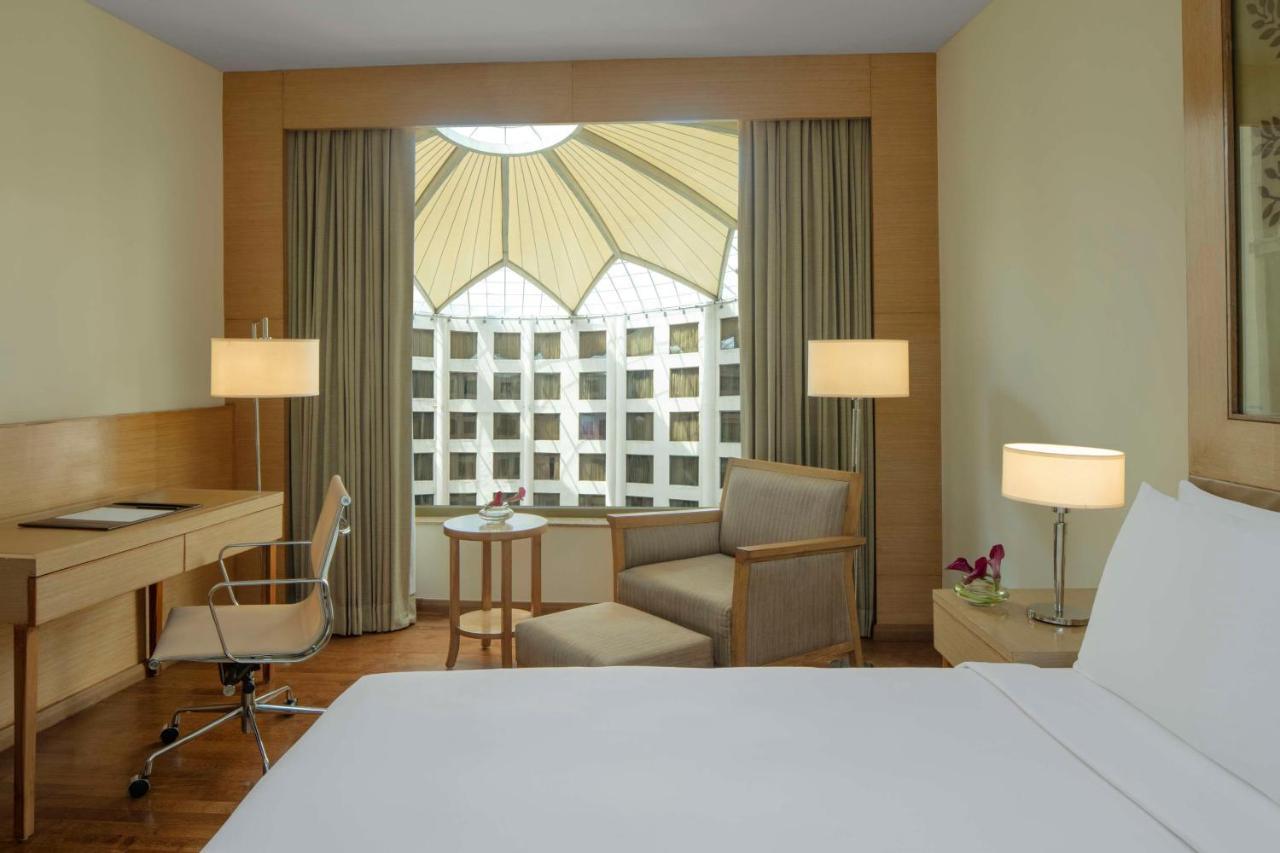 Radisson Blu Hotel New Delhi Dwarka Buitenkant foto A room at the hotel
