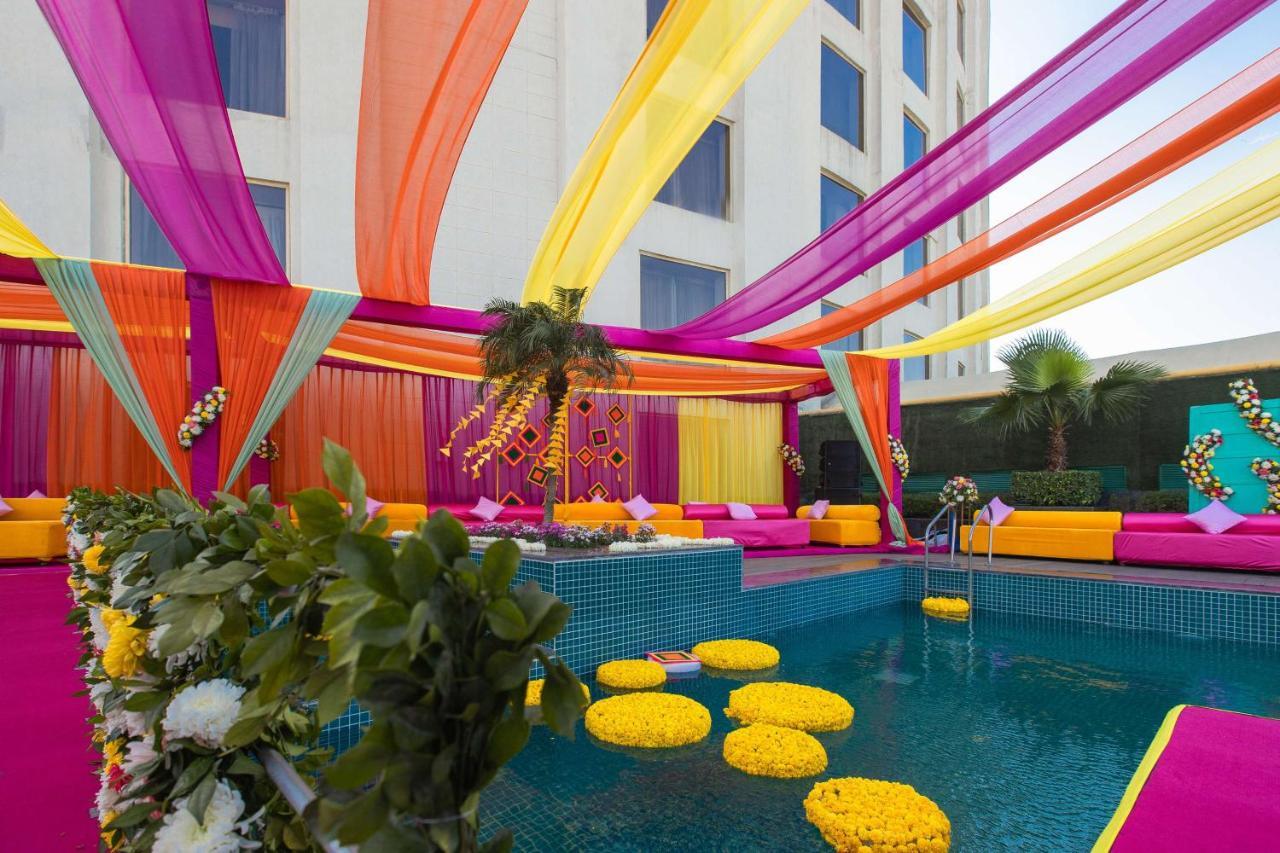 Radisson Blu Hotel New Delhi Dwarka Buitenkant foto A poolside wedding in India