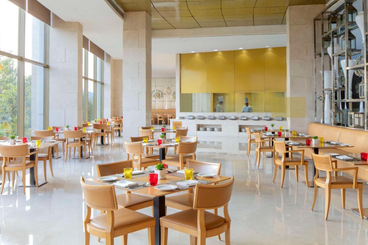 Radisson Blu Hotel New Delhi Dwarka Buitenkant foto The restaurant