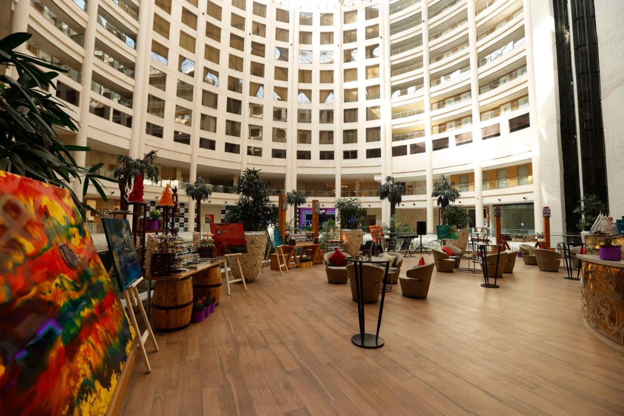 Radisson Blu Hotel New Delhi Dwarka Buitenkant foto The lobby of the hotel
