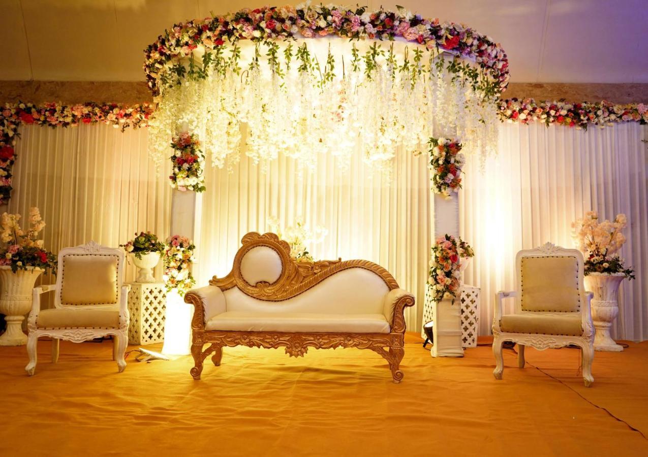 Radisson Blu Hotel New Delhi Dwarka Buitenkant foto A modern Malay wedding reception