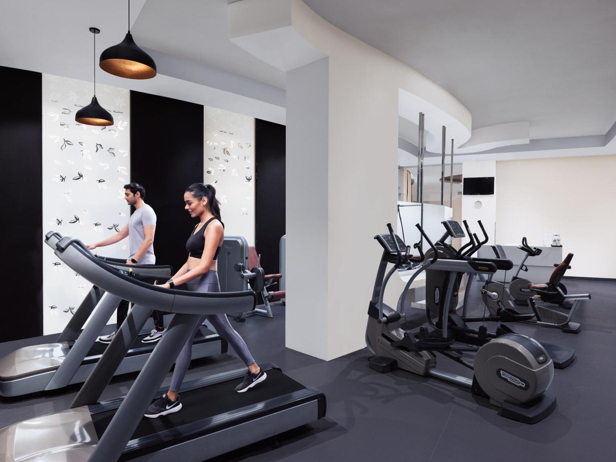 Radisson Blu Hotel New Delhi Dwarka Buitenkant foto The gym at the hotel