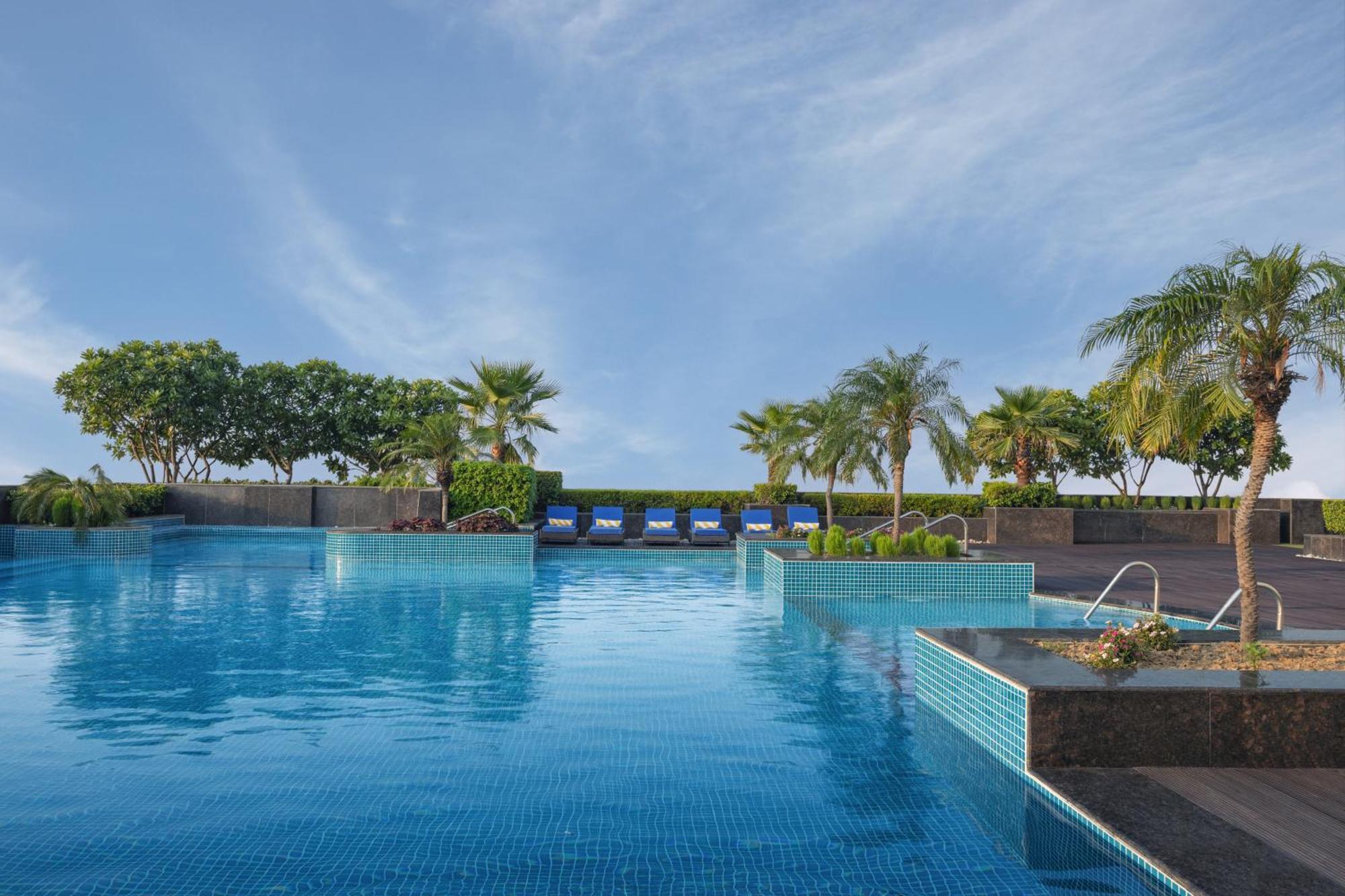 Radisson Blu Hotel New Delhi Dwarka Buitenkant foto The swimming pool at the hotel