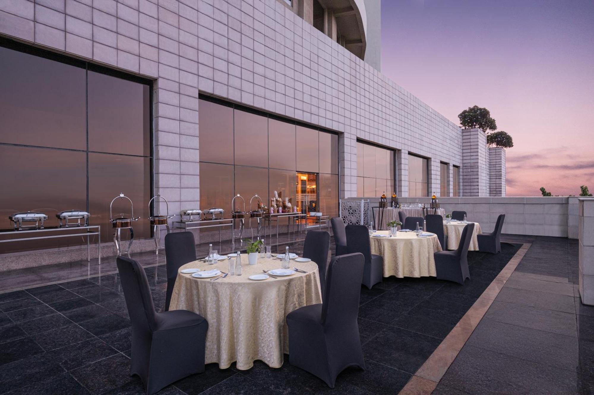 Radisson Blu Hotel New Delhi Dwarka Buitenkant foto The Club Lounge at the 36th floor