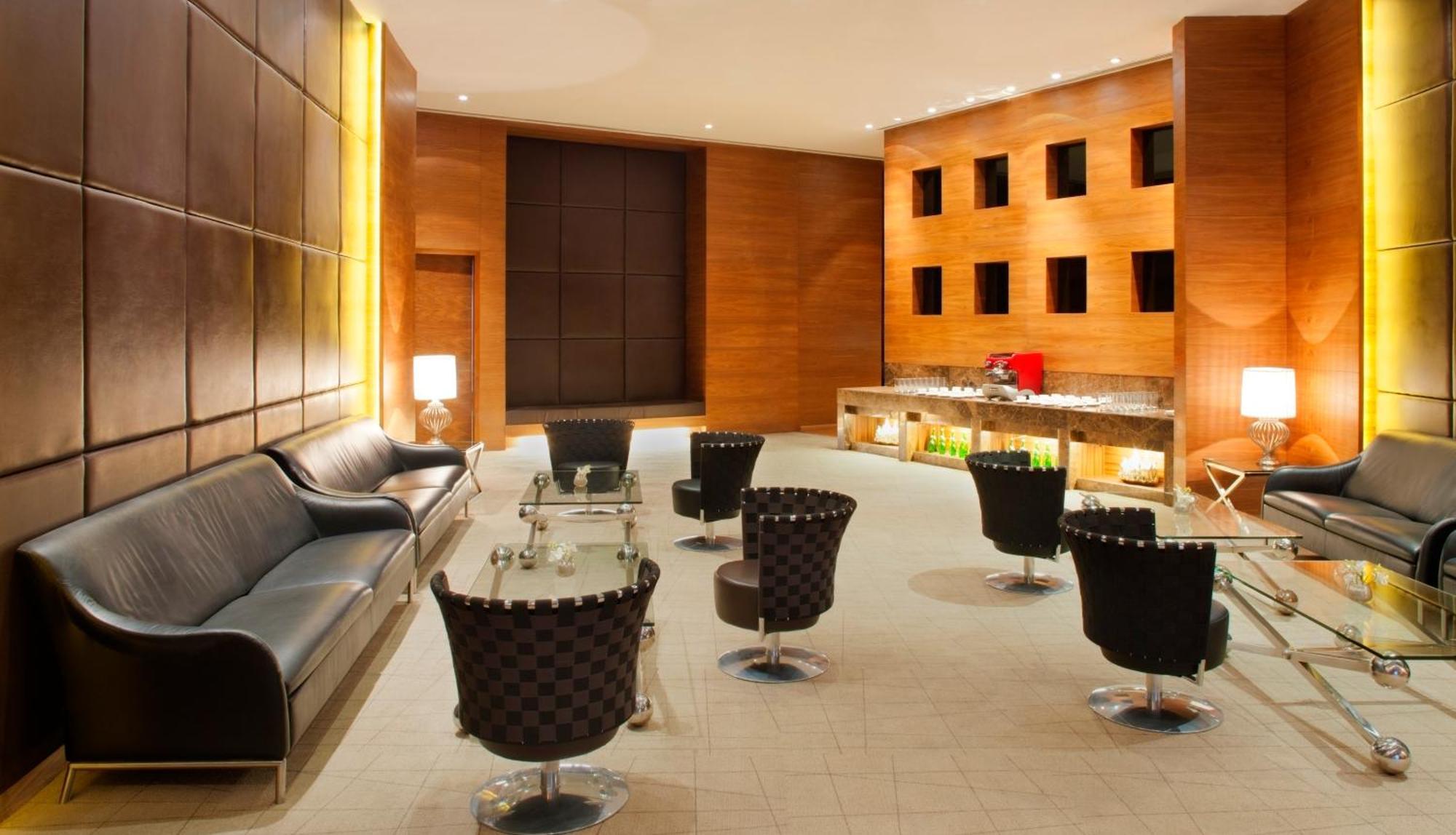 Radisson Blu Hotel New Delhi Dwarka Buitenkant foto The lounge at the airport