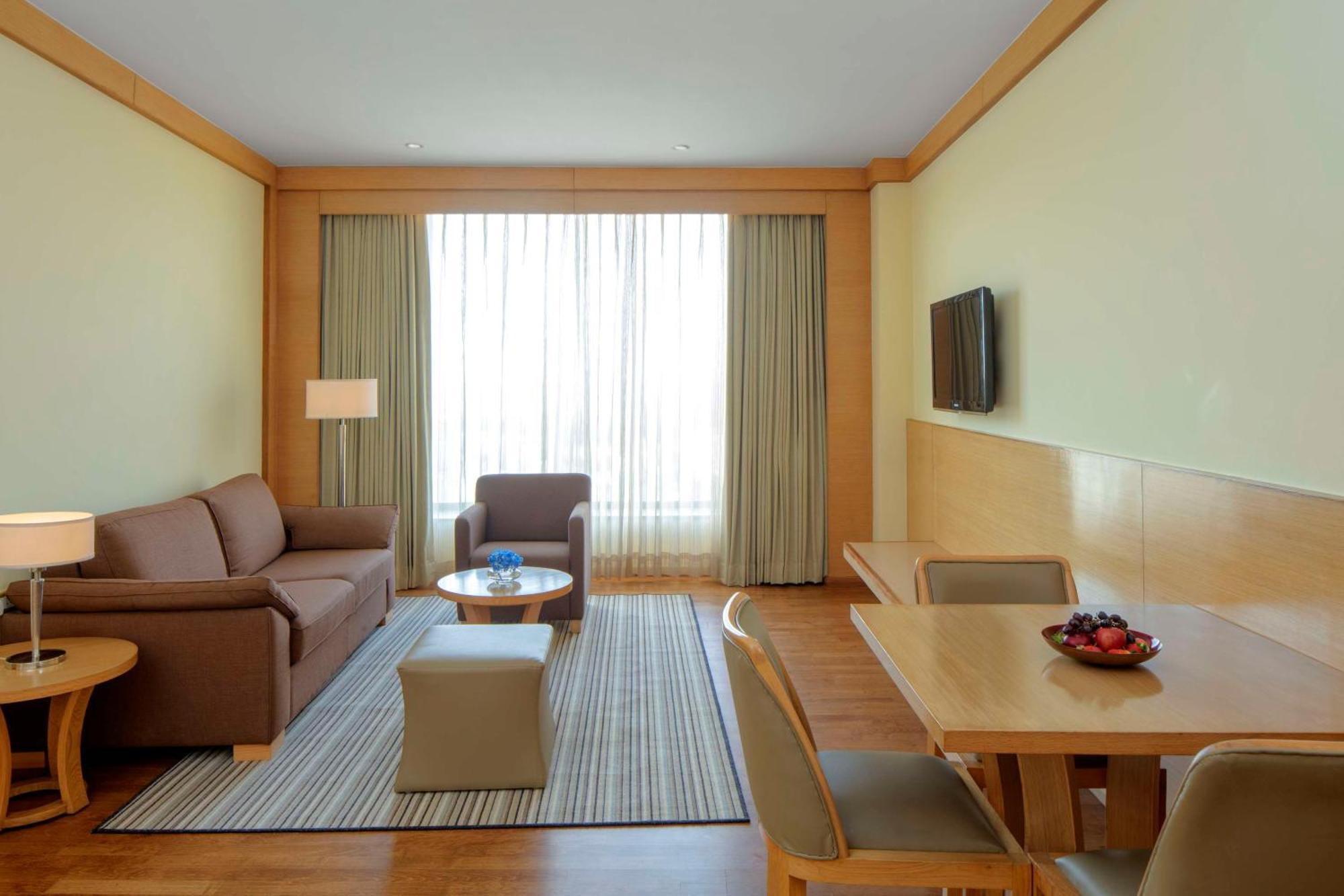 Radisson Blu Hotel New Delhi Dwarka Buitenkant foto A living room at the Park