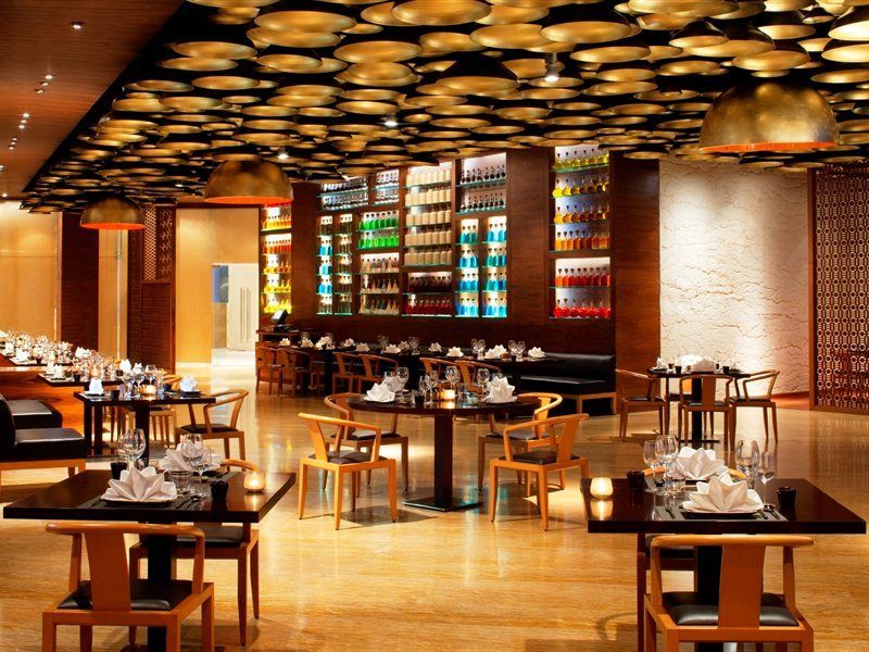 Radisson Blu Hotel New Delhi Dwarka Buitenkant foto The interior of the restaurant